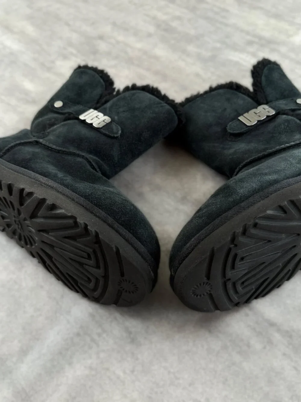 UGG Bailey Suede Ankle Boots Size 7 Black